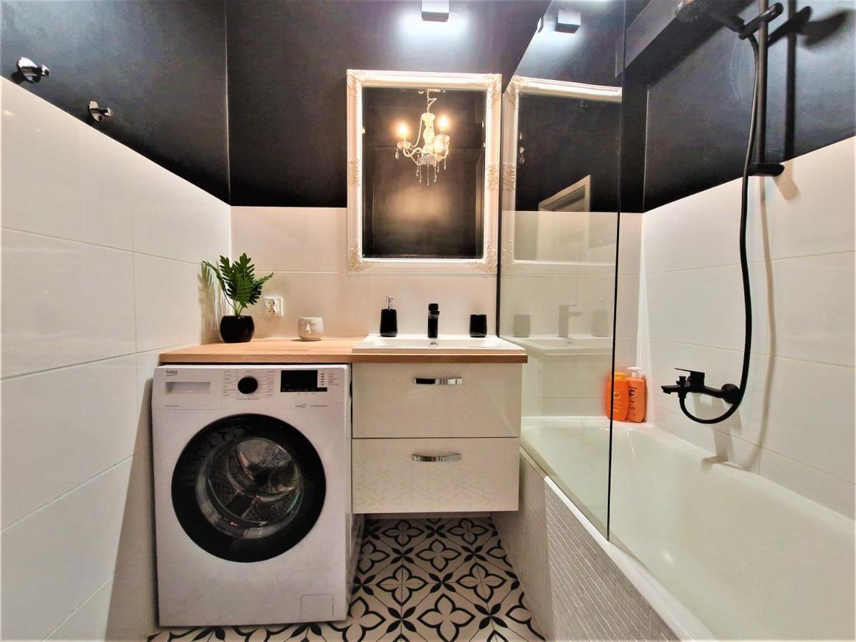 J&W Apartments Swietojanska Rooms Warszawa Eksteriør bilde